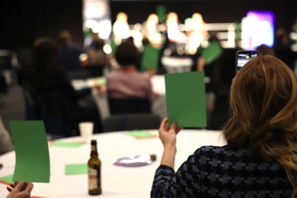 Workshop NLS days, a woman is holding a green paper as an answer.
